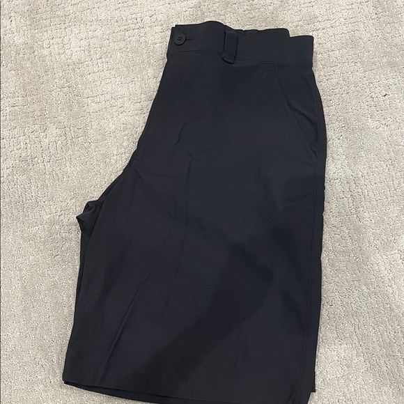 Under Armour Men's Black Flat Front Shorts - Picture 1 of 3